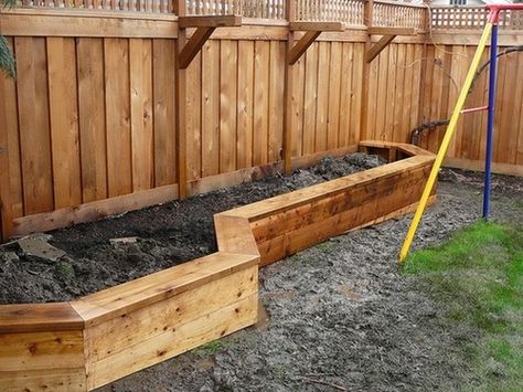 Raised planter box along fence that doubles as a bench. Also brackets for hanging plants Planters Backyard, Raised Planter Boxes, Fence Plants, Custom Planters, Pallet Planter, Raised Planter, Garden Yard Ideas, Planter Box, Backyard Projects