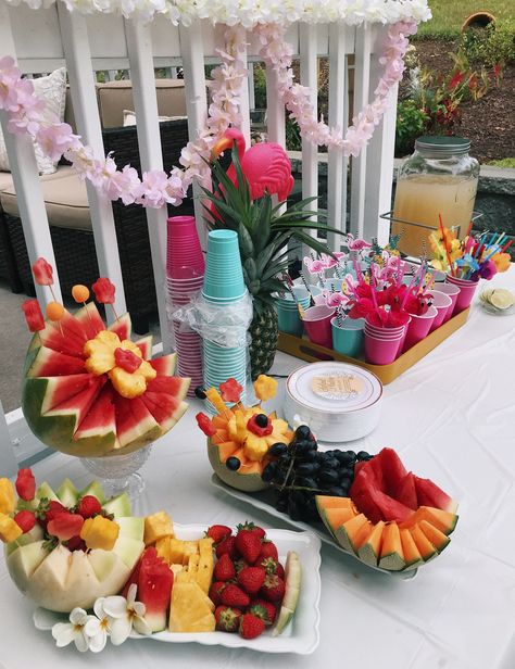 Aloha Sweet 16 Party Ideas, Hawaiian Aesthetic Party, Hawaiin Birthday Ideas, Hawaiian Bday Party, Pool Party 16th Birthday, Ahola Party Theme, Hawaii Bday Party, Coconut Birthday Party, H2o Birthday Party