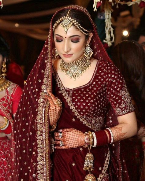 Photo of Winter bridal makeup with maroon smokey eye Maroon Smokey Eye, Winter Bridal Makeup, Maroon Dress Makeup, Maroon Bridal Lehenga, Makeup Artist Course, Maroon Lehenga, Bold Eyebrows, Becoming A Makeup Artist, Dewy Makeup Look