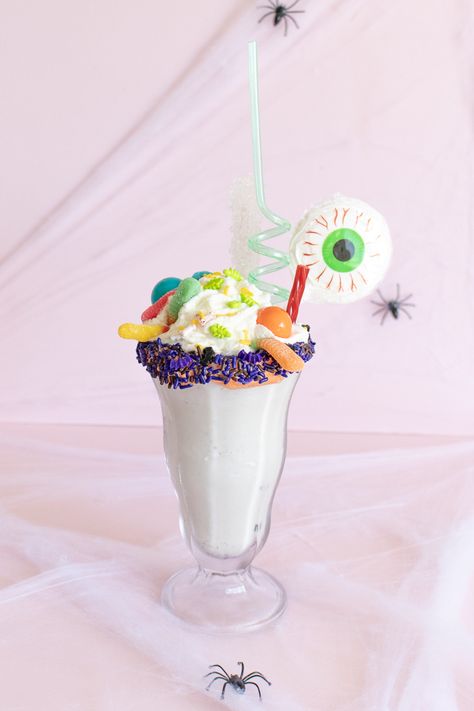 Halloween Freakshake Milkshake  #halloween Halloween Freakshake, Christmas Freakshake, Unique Milkshakes, Monster Milkshakes, Epic Milkshakes, Crazy Shakes, Halloween Lollipop, Milkshake Flavours, Halloween Ice Cream