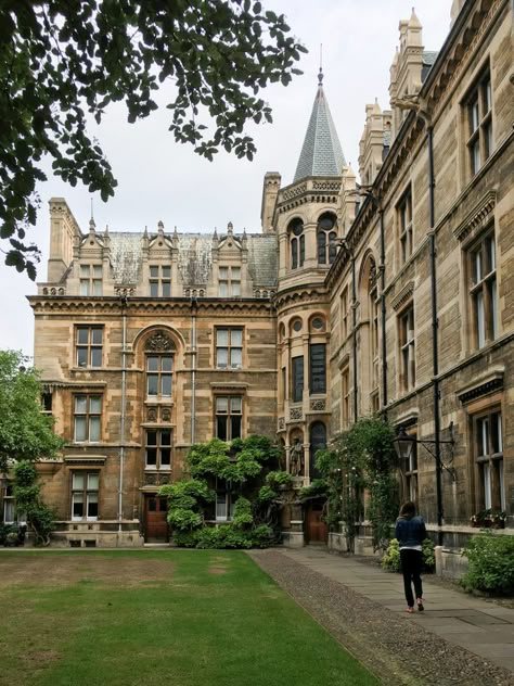 Gonville and Caius College at Cambridge University, England | Each college has… Cambridge College, Herzogin Von Cambridge, San Myshuno, England Aesthetic, Cambridge England, College Aesthetic, Dream College, University Life, Chateau France