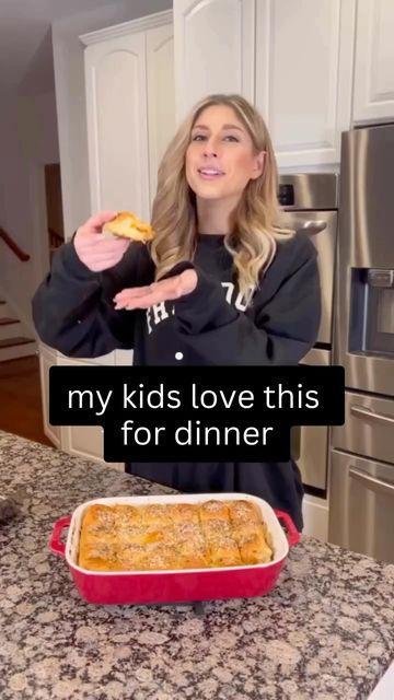 Jennifer LaRose on Instagram: "PIZZA PULL APARTS // a cozy comfort meal the whole family will love 🥰

Ingredients:
1 24 pack kings Hawaiian rolls
1 stick butter
2 tbsp garlic
1 jar marinara sauce (we used Truff)
Shredded mozzarella
Pepperonis
Italian seasoning
Grated parmesan

Instructions:
1. Preheat oven to 400. melt butter in a small sauce pan and add garlic. Sauté until garlic is fragrant and set aside.

2. Cut Hawaiian rolls down the center Hamburger style - being careful not to separate the rolls. Carefully remove top layer of buns.

3. Grease your baking pan and place bottom set or rolls in the pan. Brush with half of your garlic butter mixture and then layer on mozzarella cheese, marinara sauce, pepperonis, and more mozzarella cheese. Add top layer of buns and brush the other half Pull Apart Pizza Hawaiian Rolls, Pizza Hawaiian Rolls, Hawaiian Roll Garlic Cheese Bread, Hawaiian Sweet Rolls Garlic Bread, Hawian Roll Garlic Bread, Summer Lunch Recipes, King Hawaiian Rolls, Summer Dining, Summer Lunch