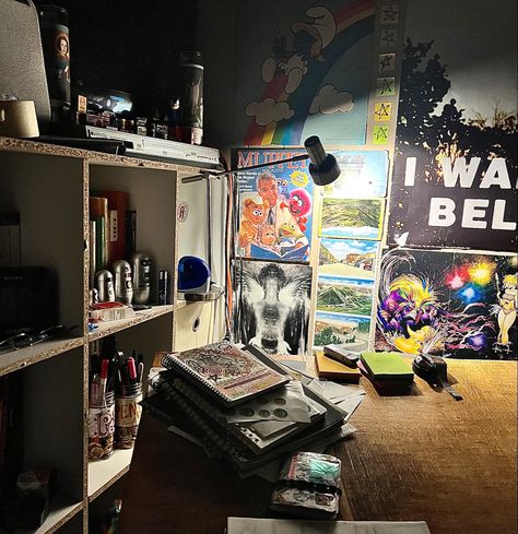 maximalist retro 80s vintage nerd core bedroom aesthetic cluttercore artist grunge Davidcore Aesthetic, Movie Nerd Aesthetic, 80s Nerd Aesthetic, Nerd Core Aesthetic, Nerd Room Aesthetic, Influencer House, Nerd Bedroom, Apartment House Design, 80s Nerd