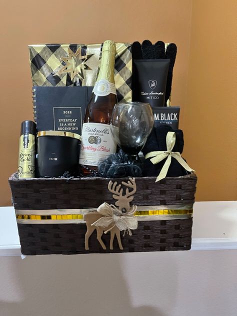 Black Gift Basket Ideas, Black Gift Basket, Black And Gold Christmas, Fathers Day Gift Basket, Candy Gift Baskets, Christmas Basket, Gifts For Hubby, Christmas Baskets, Gift Basket Ideas