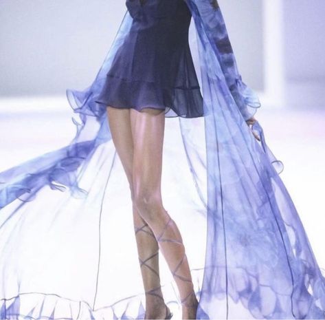 Blue Runway Outfits, Blue Dress Runway, Fairy Runway, Mugler 90s, Runway Fashion Couture, Doutzen Kroes, Gisele Bündchen, Thierry Mugler, Naomi Campbell