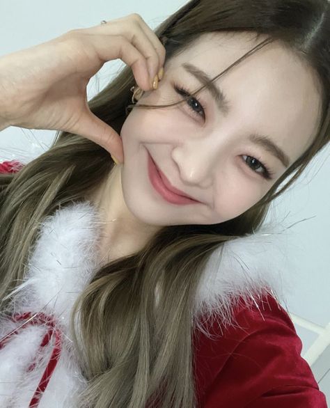 “All I want for Christmas is Midzy ❤️ Happy new year wish we could meet this 2022 :)” #LIA #ITZY Lia Itzy Christmas, Itzy Selca, New Year Wish, Princess Lia, Itzy Lia, Lia Itzy, Happy New Year Wishes, Amazing Songs, My Kind Of Woman