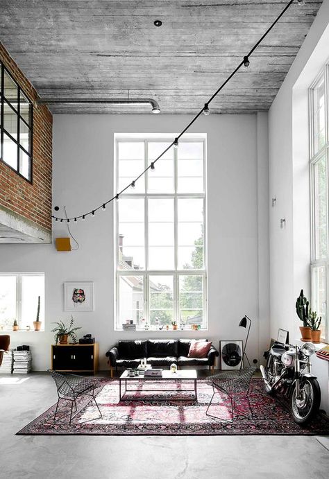 Loft Estilo Industrial, Warehouse Living, Chic Loft, Industrial Chic Decor, Loft Home, Industrial Home Design, Loft Interior, Black Leather Sofas, Industrial Living