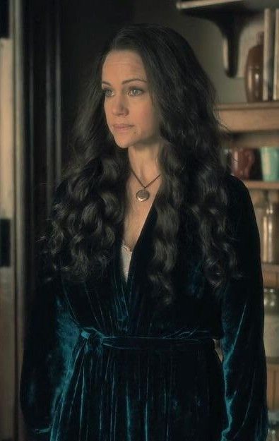 Olivia Crain, Haunting Of Hill House, Charmed Sisters, Carla Gugino, Dark Romantic, Witchy Fashion, Hill House, House On A Hill, Powerful Women