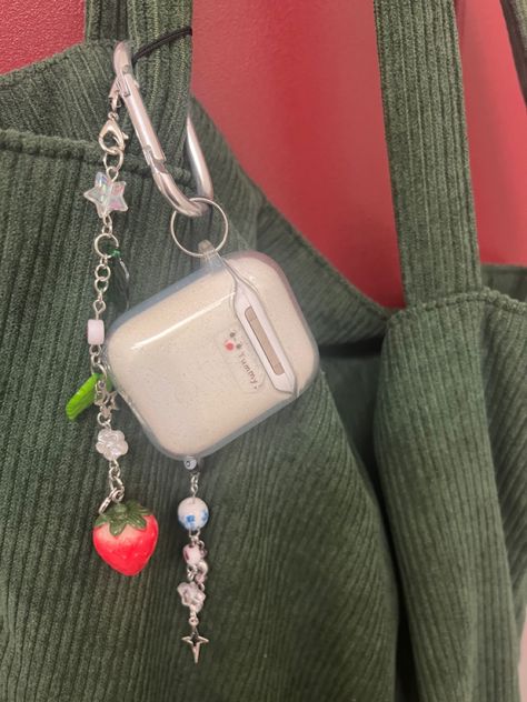 Airpod Keychain Aesthetic, Tote Bag With Keychain, Aesthetic Bag Keychains, Bag With Keychain Aesthetic, Cute Backpack Charms, Backpack Charms Aesthetic, Aesthetic Bag Charms, Aesthetic Keychain For Backpack, Backpack Keychains Diy