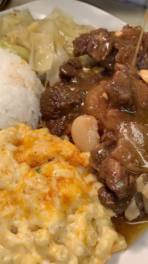 enticingcuisines_ on Instagram: Oxtails & Gravy w/ Jasmine rice, Mac&Cheese , and Cabbage🔥🔥😋 Now y’all Know my oxtails we’re going to be TENDERR Okayy😩 What y’all having… Oxtails And Gravy Recipe, Oxtails And Rice, Jasmine Rice, Food Recepie, Gravy Recipes, Food Cravings, Mac And Cheese, Gravy, Good Eats