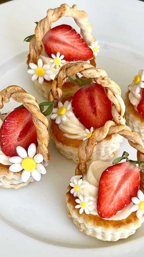 Winnie Wai-Ling Lee | Strawberry baskets 🍓🍓🍓 . . I am clearing out my fridge and using my last pack of puff pastry before I go on Easter Vacay. I am so excited… | Instagram Green Pastries, Valentine Pastries, Valentines Pastries, Valentines Baked Goods, Flower Pastry, Desserts Easter, Kawaii Desserts, Mascarpone Filling, Flower Desserts