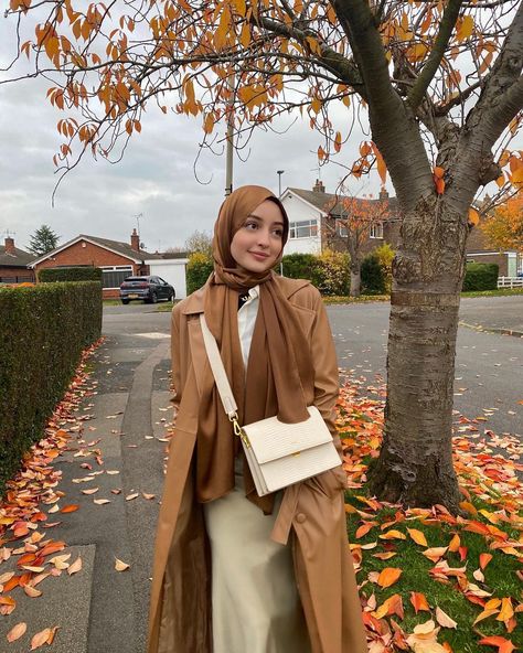 Silk Hijab Outfit, Poses Hijab, Hijab Instagram, Silk Hijab, Hijabi Fits, Street Hijab Fashion, Hijab Style Tutorial, Sun Photo, Cute Modest Outfits