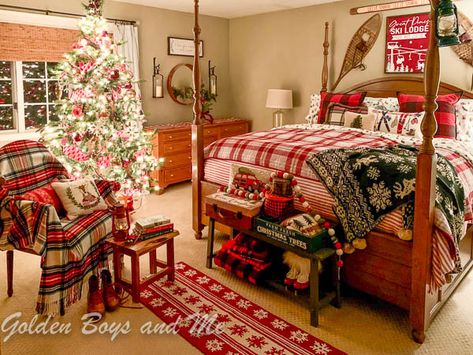 Christmas Inn, Ski Lodge Style, Christmas Bedrooms, Christmas Rooms, Plaid Bed, Christmas Lodge, Christmas House Lights, Holiday Room, Bedroom Christmas