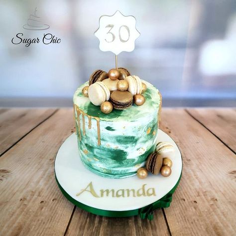 A little gem of a cake, in emerald and gold 💕 Green Marble Buttercream Cake, Green And Gold Marble Cake, Green Cake Designs Birthday, Emerald Green And Gold Cake Birthday, Green Gold Birthday Cake, Emerald And Gold Cake, Green And Gold Graduation Cake, Birthday Cake Green And Gold, Green Marble Wedding Cake