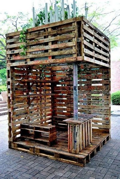 Pallet Crates, Bar Exterior, Pallet Patio, Pallet Creations, Recycled Pallets, Pallet Crafts, Old Pallets, Woodworking Videos, Pallet Ideas