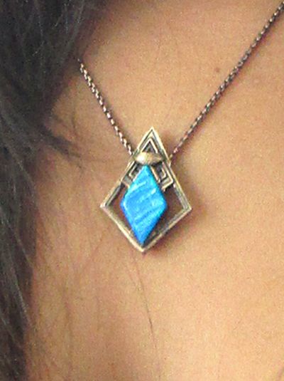 Uhura's Vulcan necklace, Star Trek Beyond. Amanda Grayson, Star Trek Fashion, Nyota Uhura, Star Trek Wedding, Star Trek Jewelry, Star Trek Costume, New Star Trek, Star Trek Beyond, Alternate Reality