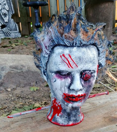 Haunted Mannequin Head Halloween from Creep You Da Funk out on Facebook Halloween Mannequin Head Ideas, Mannequin Head Halloween, Halloween Mannequin, Cosmetology Student, Doll Room, Mannequin Head, Halloween Displays, Mannequin Heads, Holiday Decorating