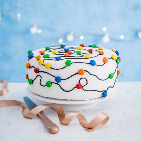 Transform your Christmas cake into a beautiful Christmas lights scene with our step-by-step guide Christmas Lights Cake, Christmas Cake Pops Recipe, Cake Pop Recipe Easy, Christmas Cakes Easy, Yummy Christmas Treats, Christmas Themed Cake, Cake Recipes For Kids, Novelty Birthday Cakes, Christmas Cake Pops