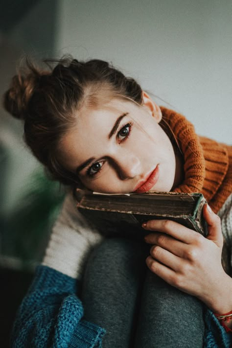 Photography Poses With Books, Writer Photoshoot Ideas, Photoshoot With Books, Author Photoshoot Ideas, Library Photoshoot Ideas, Author Pictures, Author Photoshoot, Library Photoshoot, Book Portrait