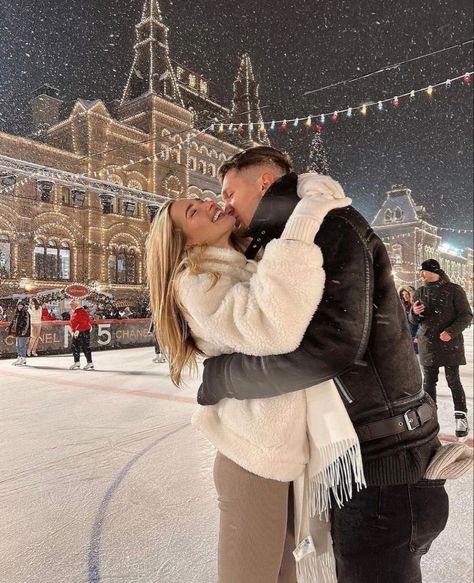 Zakopane Winter, Couples Holiday Photos, Winter Couple Pictures, Christmas Couple Pictures, Stile Blair Waldorf, Shotting Photo, Winter Outfits Cold, Ice Rink, Christmas Photoshoot