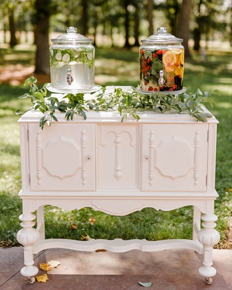 When it comes to wedding drink stations, most of our minds go to boozy serve-ups. A revolutionary idea: These stations don't have to involve alcohol. In fact, if you're preparing for a summer wedding or getting hitched in an area with a warmer climate, you're definitely want to help your guests stay hydrated during the ceremony, reception, and the after-party. That's where the following non-alcoholic wedding drink stations come in. Here, you'll discover all kinds of ways to prepare flavored wate Wedding Drink Table, Drink Stations, Wedding Drink Station, Signature Cocktails Wedding, Martha Weddings, Hydration Station, Water Station, Drink Bar, Wedding Hashtag