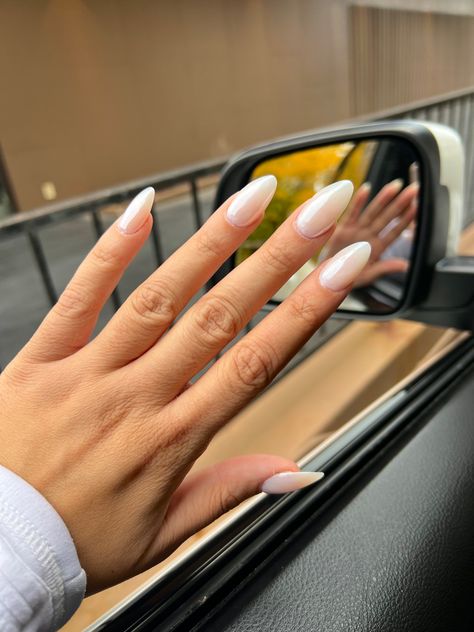 Hailey Baldwin Style Nails, Oval Hailey Beiber Nails, Hailey Burger Nails, Madi Flippowitz Nails, Gaily Beiber Nails, Hailey Believer Nails, Haley Bieber Nails French Tip, Nails For Skiing, Almond Hailey Beiber Nails