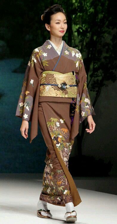 kimono and obi. Japan Japan Clothes, Japanese Kimono Fashion, Brown Kimono, The Kimono Gallery, Kimono Gallery, Japanese Traditional Clothing, Kimono Japan, Traditional Japanese Kimono, Mode Kimono