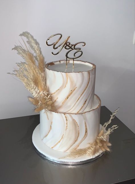 3 Cakes In One White Gold And Silver Birthday Cake, White And Gold Bday Cake, 18th Birthday Cake Elegant, White And Gold Engagement Cake, White And Gold Marble Cake, Cakes Simple Design, White And Gold Cake Simple, Gold And White Cake Birthday, Debut Cake 18th Elegant