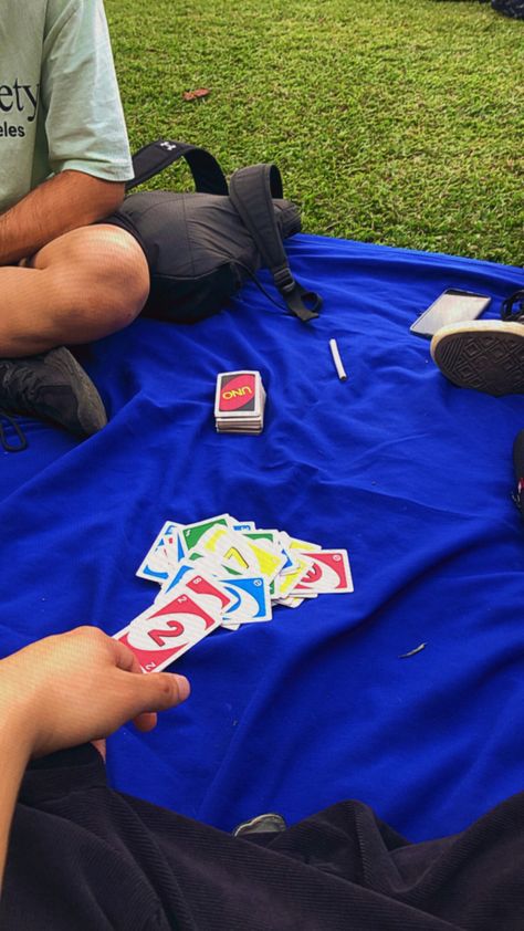 #uno #picnic #game #aesthetic Picnic Game Ideas For Friends, Bridgerton Picnic, Bff Ideas, Derry Maine, Picnic Vibes, Picnic Activities, Picnic Games, Play Uno, Birthday 2023