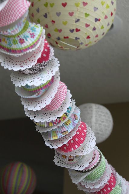 Cupcake Wrapper Crafts, Cupcake Party Decorations, Cupcake Garland, Pom Pom Cupcakes, Cupcake Liner Crafts, Cupcake Decorating Party, Baking Birthday Parties, Cupcake Birthday Party, Paper Flower Garlands