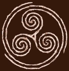 3 Fases da Lua: Triskelion / Triskle Model Tattoos, Cage Tattoos, Tattoo Lettering Design, Tiki Statues, Statue Tattoo, Forearm Tattoo Design, Creation Art, Symbol Tattoos, Celtic Symbols