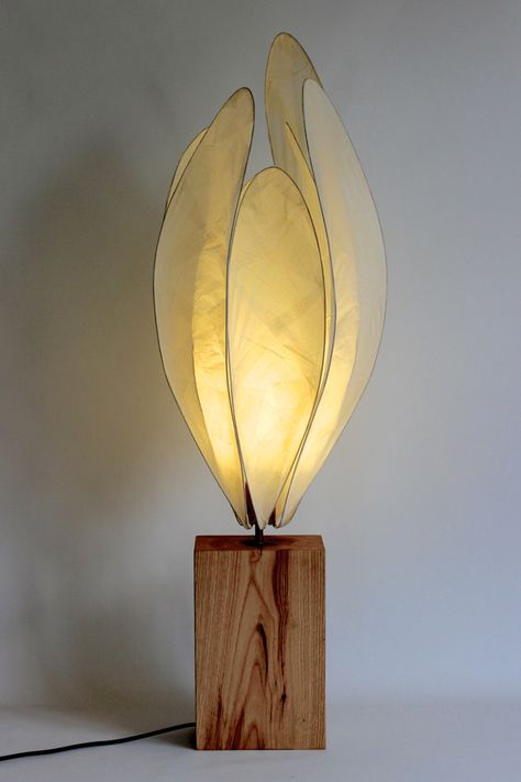 Luminaria Diy, Curved Floor Lamp, Diy Table Lamp, Diy Lampe, Paper Lampshade, Reading Lamp Floor, Paper Light, Diy Lamp Shade, Light Sculpture