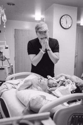 See the Precious First Photos of Al Fox Carraway's Baby Boy | LDS Daily | Beka Price Photography Delivery Room Photography, Delivery Room Photos, Birth Photography Hospital, Support Husband, Newborn Hospital Pictures, Birth Pictures, Unmedicated Birth, Vogue Kids, Baby Delivery