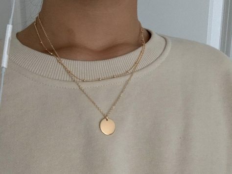 Gold Minimalist Jewelry, Necklace Aesthetic, Jewelry Styling, Daily Wear Jewellery, Golden Necklace, Modest Fashion Outfits, Layered Necklace, Club Outfits, Minimalist Jewelry