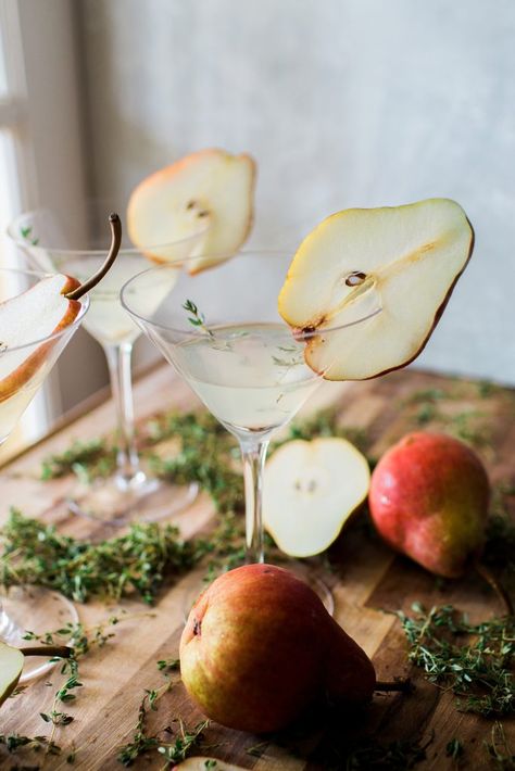 Nye Drinks, Pear Martini, Liquid Lunch, Pear Cocktails, Pear Vodka, Spring Cocktail, Winter Gardening, Fall Cocktails Recipes, Sliced Pears