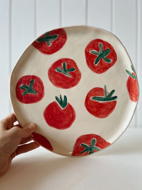 Cool Ceramic Painting Ideas, Easy Hand Pottery Ideas, Plate Clay Ideas, Drawings On Ceramics, Tomato Pottery Painting, Simple Plate Designs, Painting On Bowls Ideas, Painted Ceramic Plates Ideas, Plate Pottery Ideas