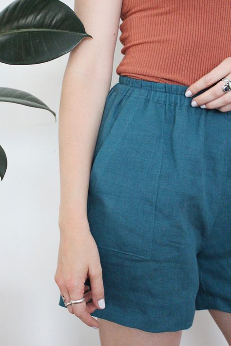 Curated by you: Star White makes Three Pairs of Linen Shorts Free Shorts Pattern Women, Diy Linen Shorts, Easy Sew Shorts, Elastic Waist Shorts Pattern Free, Short Sewing Pattern Free, Jean Shorts Sewing Pattern, Diy Shorts Pattern Free Sewing, Sewing Shorts Pattern, Free Short Pattern