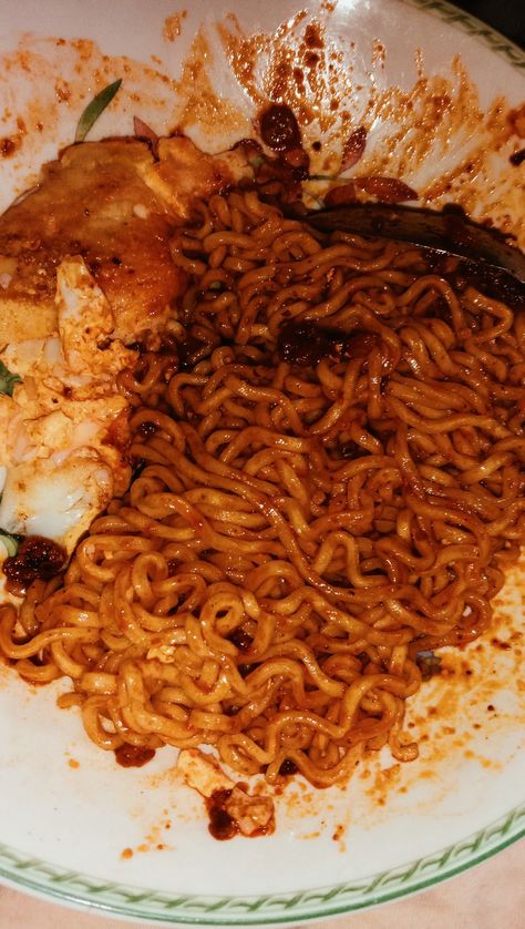 mie pedes aesthetic Mie Pedas Aesthetic, Mie Aesthetic, Pap Mie, Spicy Food, Snap Food, Spicy Recipes, Food And Drink, Yummy Food, Anime