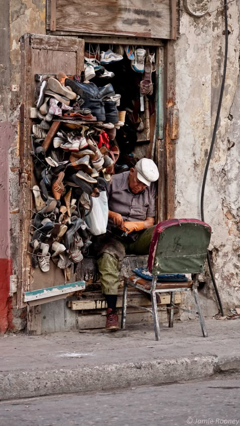 Cuba Travel, Havana Cuba, Shoe Repair, Air France, People Of The World, World Cultures, Titanic, Trinidad, Havana