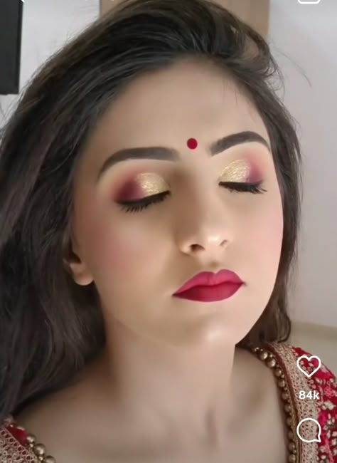 Red Saree Eye Makeup Look, Marathi Wedding Makeup, Bengali Eye Makeup, Deep Back Neck Designs For Suits, Red Saree Makeup Look, Engagement Eye Makeup, Party Makeup For Indian Wedding, Bridal Eye Makeup Indian, Bengali Makeup Look