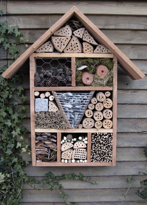 Bee Houses, Bee Hotel, Bug Hotel, Insect Hotel, Natural Christmas Decor, Bee Garden, Wildlife Gardening, Pollinator Garden, Outdoor Projects