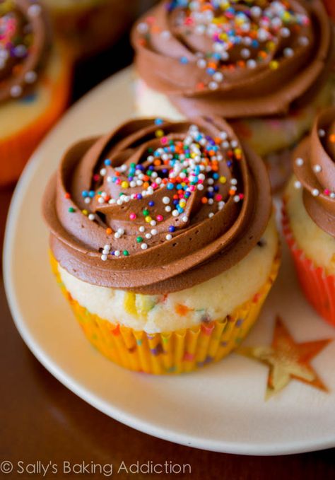 Easy Homemade Funfetti Cupcakes with Milk Chocolate Frosting - This is go-to vanilla cupcake recipe! With sprinkles added, of course. Cupcakes Funfetti, Milk Chocolate Frosting, Sallys Baking, Funfetti Cupcakes, Chocolate Cupcakes Moist, Yellow Cupcakes, Vanilla Cupcake Recipe, Sally's Baking, Köstliche Desserts