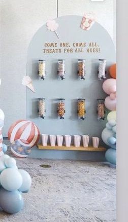 Gergean Ideas, Diy Candy Wall Dispenser, Candy Wall Dispenser, Candy Wall Display, Diy Candy Wall, Candy Dispenser Wall, Diy Party Props, Diy Backdrop Stand, Candy Wall