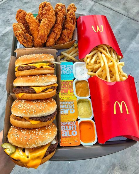 @mcdonalds Sleepover Food, Junk Food Snacks, Food Therapy, Yummy Comfort Food, Think Food, Food Goals, Food Trays, Unhealthy Food, Food Platters