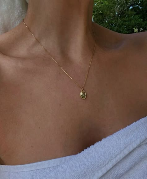 Dainty Gold Necklace Aesthetic, Vintage Necklace Aesthetic, Necklace Design Ideas, Gold Necklace Design, Women Gold Necklace, Classy Necklace, Dainty Gold Jewelry, Gold Necklace Simple, Real Gold Jewelry