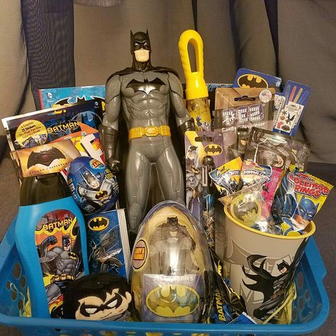 Batman Boo Basket, Batman Basket For Bf, Batman Gift Basket, Batman Gift Ideas, Large Easter Basket, Batman Diy, Batman Room, Batman Gifts, Spiderman Gifts