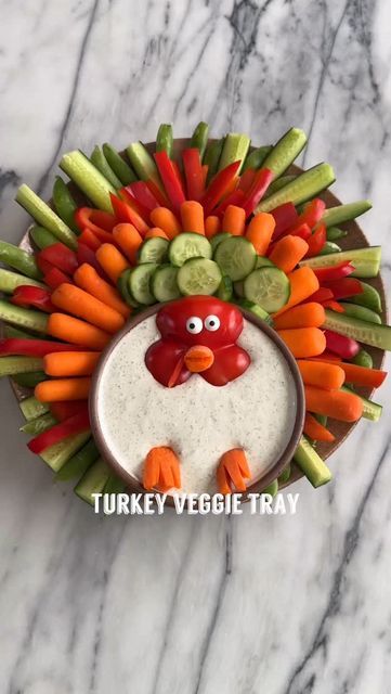 Vegetable Tray Turkey Shape, Turkey Shaped Veggie Platter, Turkey Made Out Of Veggies, Turkey Fruit And Veggie Platter, Veggie Tray Turkey Shape, Veggie Tray Thanksgiving Ideas, Vegetable Turkey Tray, Veggie Turkey Tray, Turkey Shaped Veggie Tray