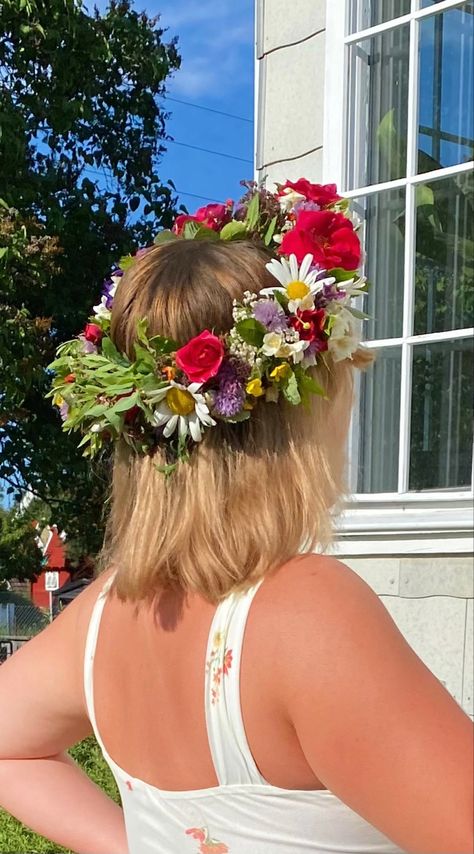 Tsitp Flower Crown, Midsummer Outfit Ideas, Flower Crown Prom, Crown Princess Prince Castle Dress, Flower Crowns Aesthetics, Flower Crown Birthday Party, Midsummer Theme Party, Midsummer Party Outfit, Midsummer Birthday Party