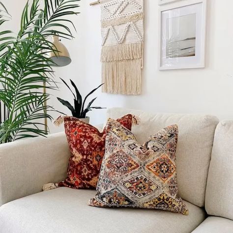 27 Stylish Cushions To Instantly Elevate Your Home Interiors Tiny Dining Rooms, Bohemian Throw Pillows, Boho Throw Pillow, Boho Throws, Boho Throw Pillows, Elegant Bedroom, Modern Kilim, Weave Fabric, Aztec Pillows