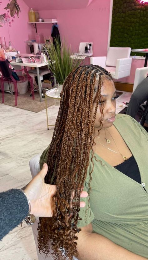 Brown Braids For Black Women With Curls, Brown Knotless With Curls, Black Goddess Braids With Brown Curls, Color 30 Knotless Braids With Curls, Honey Brown Bohemian Knotless Braids, Light Brown Knotless Braids With Curls, Color 30 Boho Braids, Black And Brown Boho Knotless Braids, Color 30 Goddess Braids